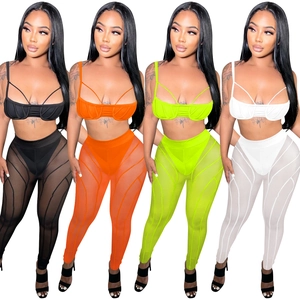 Vista detallada del conjunto de dos piezas de malla transparente con top y legging