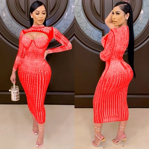Detail eines roten Mesh-Bodycon-Partykleides mit funkelnden Strasssteinen und Cut-Out