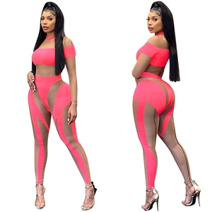Detailansicht der pinkfarbenen Mesh-Leggings und des schulterfreien Oberteils mit Ausschnitten