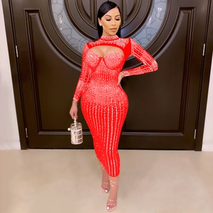 Rotes Langarm-Bodycon-Kleid mit Strassverzierungen und modernem Ausschnitt-Detail