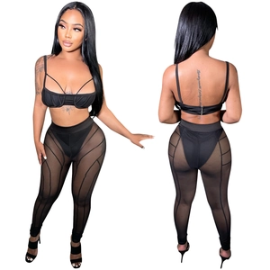 Vista frontal y posterior del conjunto sexy de malla negra con detalles de tiras cruzadas