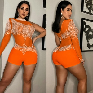 Détail du combishort orange à une épaule avec strass blancs sur les côtés avant et arrière