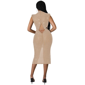 Détail de la robe en maille beige vue de dos avec design évidé et strass brillants