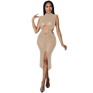 Détail de la robe midi en résille avec strass, découpe à la taille et fente frontale