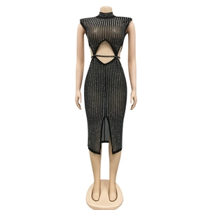 Détail de la robe en maille noire avec strass scintillants et découpes à la taille