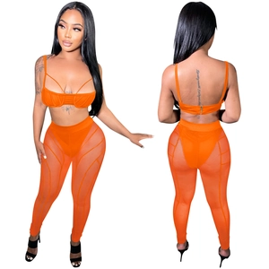 Vista frontal y trasera del conjunto de dos piezas naranja con top bikini y pantalón mesh