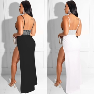 Detail der Pailletten-Träger und hoher Schlitz bei einem rückenfreien Partykleid