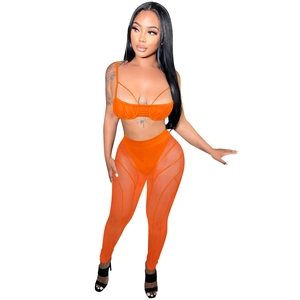 Detalle del conjunto de dos piezas naranja en malla con pantalón transparente y top