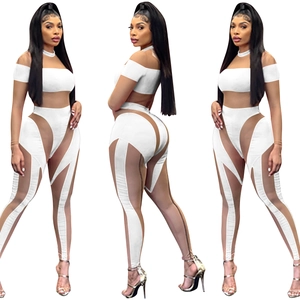 Dreifache Ansicht von weißem schulterfreiem Crop-Top und Leggings mit Mesh-Einsatz