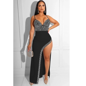 Ärmelloses schwarzes Abendkleid mit Strassbesatz und hohem Schlitz am Model