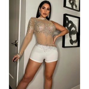 Détail d'un body en mesh à une manche avec strass brillants pour tenue de soirée chic