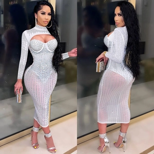Detail des weißen Mesh-Bodycon-Kleides mit funkelnden Strasssteinen und Ausschnitt