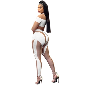 Detail eines weißen Zweiteilers mit transparenten Netzeinsätzen und Cut-out-Hose für Damen