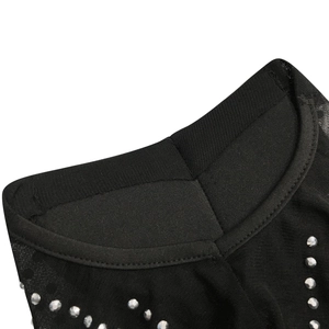 Vue macro du tissu en maille noire avec strass argentés et coutures de précision