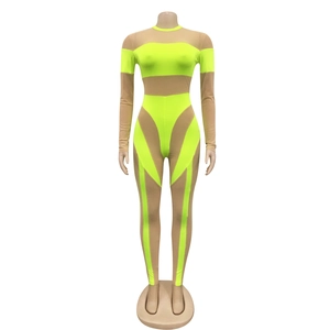 Detail von neongrünem und hautfarbenem Mesh-Patchwork-Stoff am Langarm-Jumpsuit