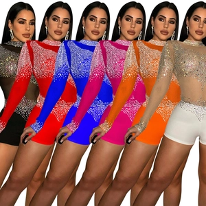 Détails des strass scintillants sur les bodys en résille à manches longues multicolores