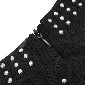 Détail de la fermeture éclair invisible sur maille noire avec strass argentés