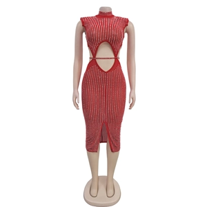 Détail de la robe en résille rouge avec strass argentés, découpe taille et fente
