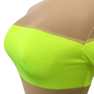 Detail von neongrünem Elastikstoff mit hautfarbenem Mesh an einem Slim-Jumpsuit