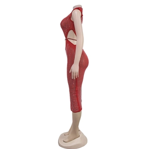 Détail d'une robe rouge en résille avec strass argentés et découpes latérales à lacets