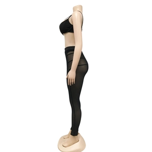 Detalle de los paneles de malla y transparencias en el conjunto de leggings negros