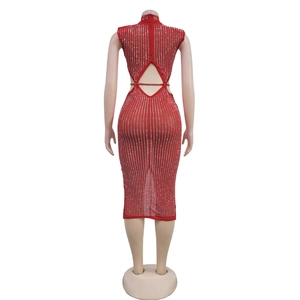 Vue détaillée du dos de la robe en résille rouge avec strass argentés et découpe