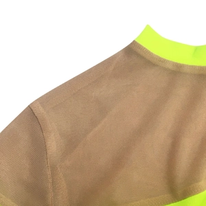 Detail von transparentem Netzstoff mit neon-grünen und erdfarbenen Kontrastnähten