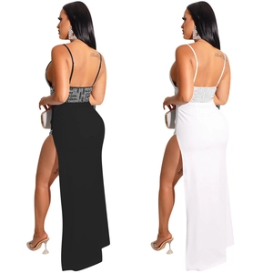 Ärmelloses rückenfreies Abendkleid mit Strasssteinen und hohem Schlitz in Schwarz und Weiß