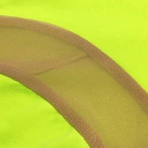 Detailaufnahme von fluoreszierendem gelbem Stoff mit braunen Netzeinsätzen und Nähten