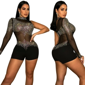 Détail de la combinaison en mesh transparent avec strass brillants et design à une manche
