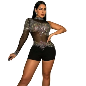 Détail du body en mesh noir asymétrique avec strass colorés et design à une seule épaule