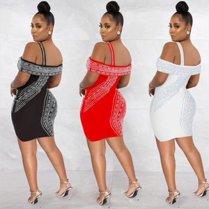 Comparaison détaillée de robes moulantes à strass étincelants en couleurs noir, rouge et blanc