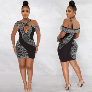 Robe moulante noire élégante avec découpes en strass et col licou pour soirée chic