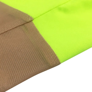 Detailansicht der Kontrastnähte zwischen lindgrünem Jersey und braunem Netzgewebe
