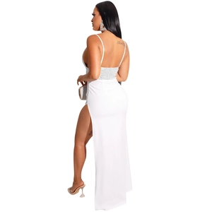 Detailansicht weißes rückenfreies Kleid mit Silber-Strasssteinen und hohem Seitenschlitz