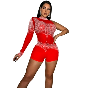 Détail du combishort rouge asymétrique en mesh avec strass blancs et manche longue