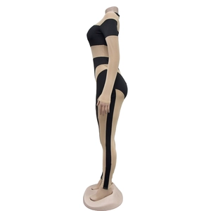 Seitenansicht des figurbetonten Mesh-Jumpsuits in Schwarz und Nude mit langen Ärmeln