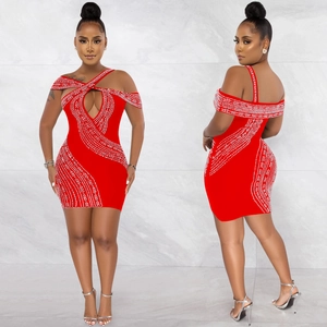 Robe moulante rouge sexy avec strass argentés, licou et découpes sur le devant