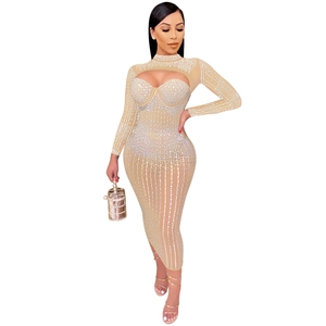 Detail von transparentem Mesh-Kleid mit Strasssteinen, Perlen und Cut-out an Ärmeln