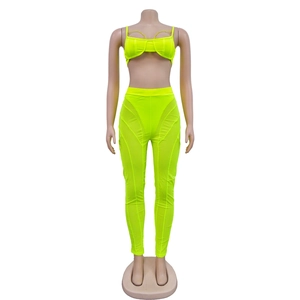 Detalle del conjunto de dos piezas amarillo neón con top corto y leggings de talle alto