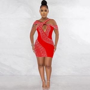 Détail de la mini-robe moulante rouge avec strass ondulés et découpe sur le devant