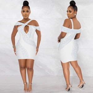 Mini robe moulante blanche sexy avec strass bleus et encolure licou ajourée