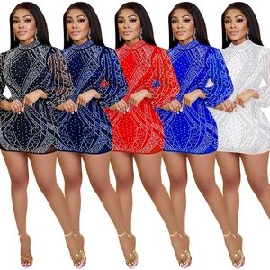 Détail des robes courtes en tulle avec strass brillants disponibles en cinq couleurs différentes