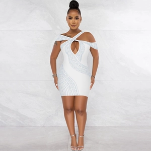 Détail d'une robe bandage blanche avec strass bleus et décolleté licou ajouré