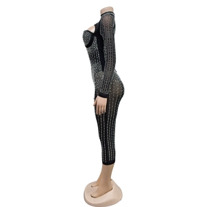 Seitenansicht des schwarzen Langarm-Bodysuits mit glitzernden silbernen Strasssteinen