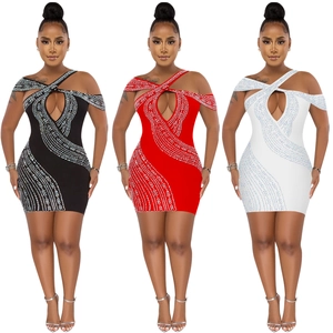 Détails de mini-robes sexy avec strass et découpes en noir, rouge et blanc de soirée