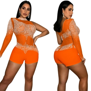 Détail d'un combishort en mesh orange orné de perles blanches pour soirée