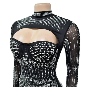 Detailansicht des schwarzen Netzkleides mit glitzernden Strasssteinen und Cut-Out-Design