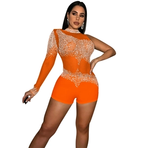 Détail du body orange à une épaule orné de strass blancs et d'un motif ondulé brillant
