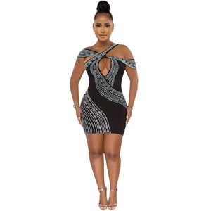 Détail de robe moulante noire avec strass thermocollants et découpe goutte d'eau